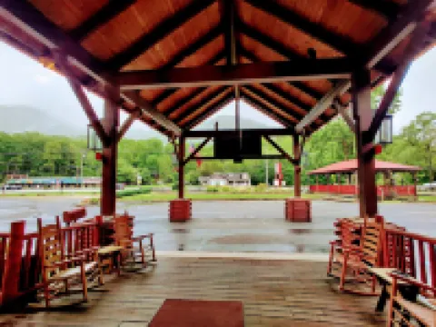 Smoky Falls Lodge