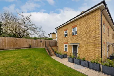Super Luxe Central Maidenhead Apartment Hotel dekat Wayside Stables