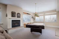 Family Getaway~Hot Tub, Ice Castles & Tubing Hs 5 Bedroom Home by RedAwning