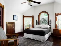 Brava House Bed and Breakfast Hotels near Deep Eddy Park