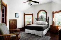Brava House Bed and Breakfast Hotels in West Lake Hills