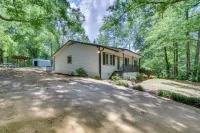 Pet-Friendly Athens Stay, Sanford Stadium 3 Mi - Kitchens