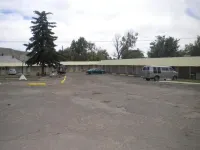 Riverside Motel - parking