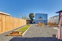 Galveston Getaway w/ Shared Yard, Walk to Seawall!