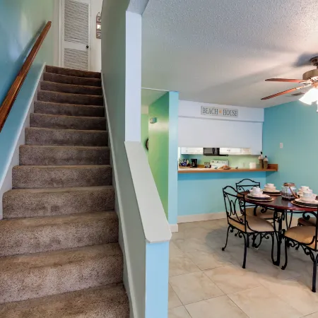 Destin Townhome w/ Balcony - Walk to the Beach!