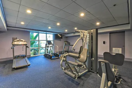 Sunny Orlando Condo w/ Balcony ~ 1 Mi to Disney! Отели рядом с достопримечательностью «Madame Tussauds Orlando»