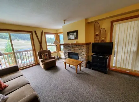 Lovely 2bdrm Panorama Springs unit overlooking the mountains and pools!