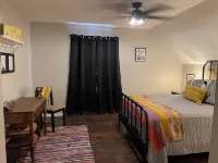 Sunrose Cottage - Fresh & Clean - King Suite + free Wifi - Pet Friendly Hotels in Cibolo