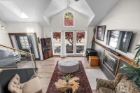 Poolside Getaway with Spacious Outdoor Living & 6 Cozy Beds!!