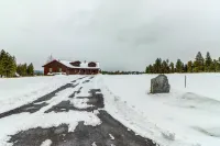 Beautiful Eureka Cabin Rental on Golf Resort! - Parking