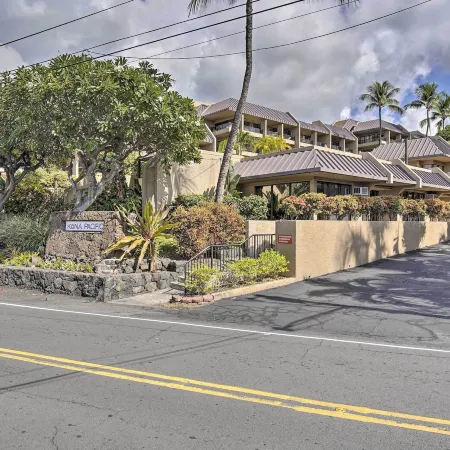 Downtown Kona Condo w/ Pool Access: Walk to Beach!