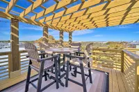 Modern Home w/ Rooftop Deck, Walk to Beach! - 3-stjärniga