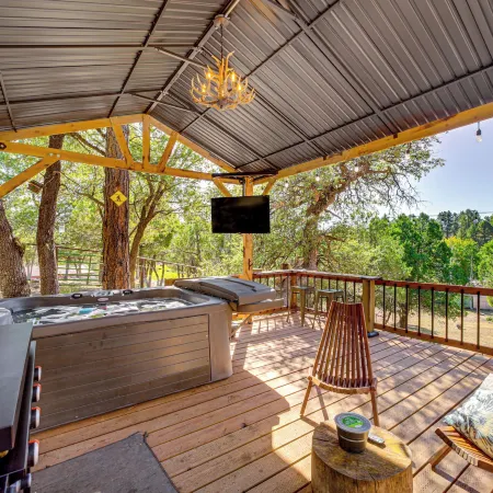 Hot Tub, Game Room Dog-Friendly Pine Cabin!