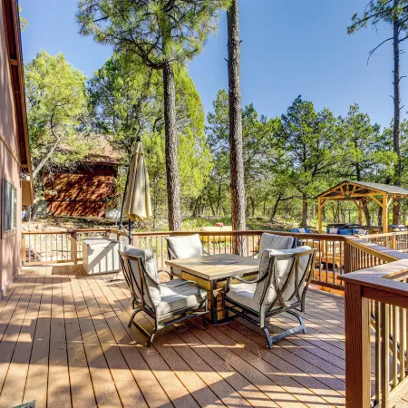 Hot Tub, Game Room Dog-Friendly Pine Cabin!