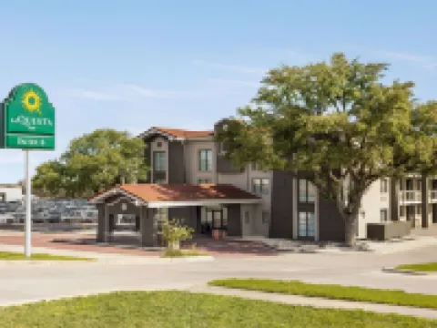 ลากินตาอินน์ บายวินด์แฮม แซนแอนโทนิโอ I-35 นอร์ท ที่เทิปเพอร์ไวน์ โรงแรมในLive Oak