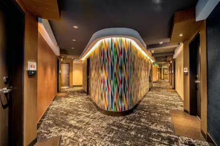 Century Park Hotel La Отели рядом с достопримечательностью «Парк Холмби»