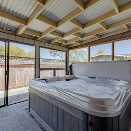 3-bedroom Craftsman home with hot tub/sauna in the Heart of Arcata