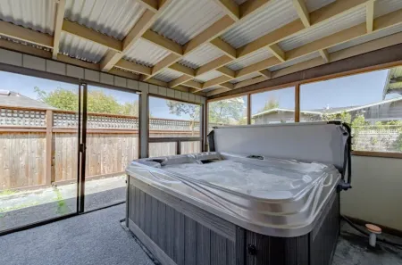 3-bedroom Craftsman home with hot tub/sauna in the Heart of Arcata