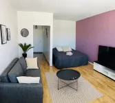 Comfy Studio Apt with Prime Location Các khách sạn ở 