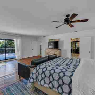 Waterfront Estate with 7 bedrooms and WiFi, Pool on New River in Fort Lauderdale Rooms