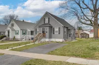 4 Mi to Universities: Quaint Parkville Apartment!