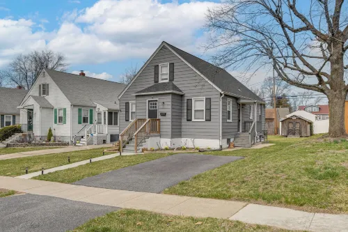 4 Mi to Universities: Quaint Parkville Apartment!