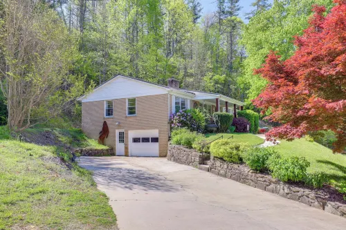 Fire Pit & Game Room: Family Home in Marshall - WiFi