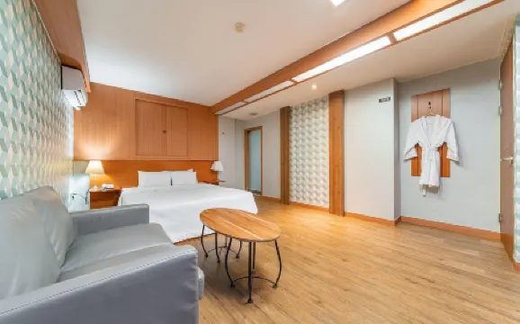 โอยู บอน โมเทล