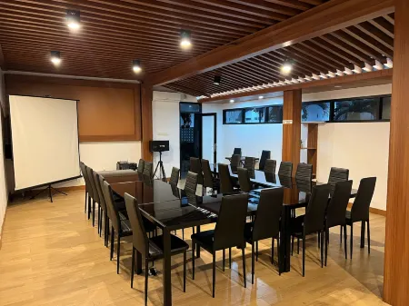 Backyard Guest House Отели в г. Cisaga