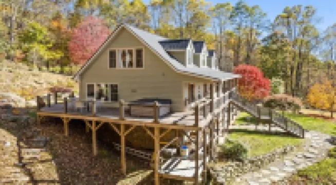 The Big Chill – Hot Tub/Waterfalls/Scenic Views/Fire Pit