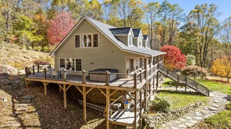 The Big Chill – Hot Tub/Waterfalls/Scenic Views/Fire Pit