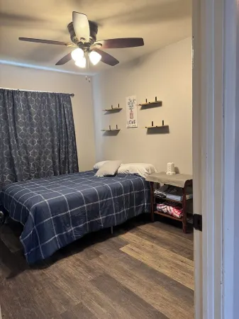 Charming 3-bedroom pet friendly house with fenced in yard in Clinton, IA. Отели в г. Клинтон