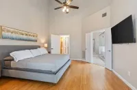 Beautiful Home with private Pool!
