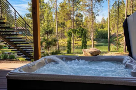Spring River Retreat Waterfront Luxury w Hot Tub Game Room Near Bend Отели в г. Три Риверс