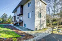 Luxe Federal Way Rental - Walk to the Water! - Parkplatz