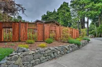 Quiet & Cozy Eureka Home Near Sequoia Park & Zoo! - バルコニー