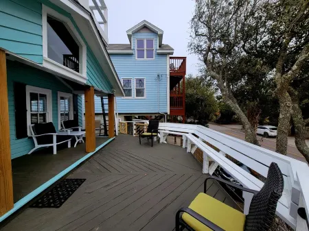Charming Pet Friendly Oceanview Bungalow - Prime Location - Steps to beach