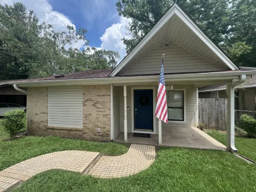 Cozy Patio Retreat with Fire Pit and Open Living Space - Charming Bungalow Hotels in Jacksonville