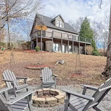Cabin with Mountain & Lake Views, Fire Pit, WiFi, AC, EV Charger, Pond/Fountain