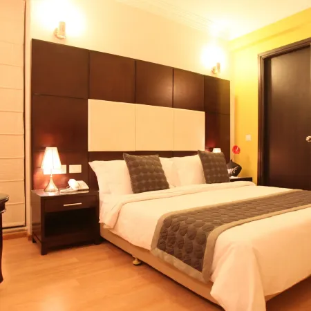 Emblem Hotel, New Friends Colony Отели рядом с достопримечательностью «Храм Акшардхам»