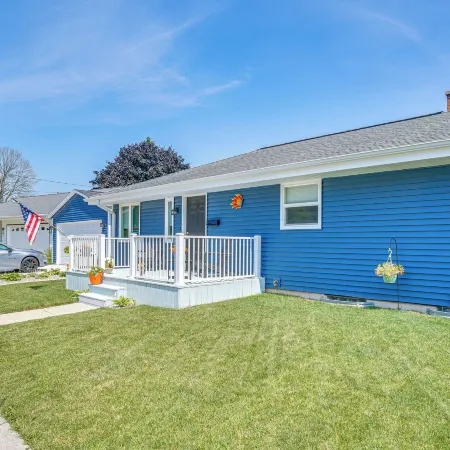 2 Mi to Lake Michigan Family-Friendly Home