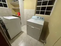 Peaceful 2-bedroom downstairs apartment walking distance to the airport. - 2つ星