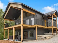 The Lookout at Table Rock Lake - Luxurious Stay - Hot Tub - Bring Your Boat!! Hotels in Shell Knob