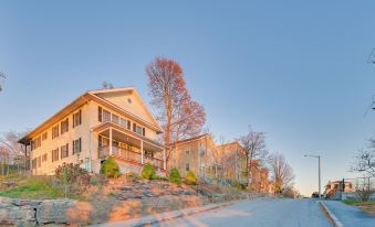 1 Mi to Downtown & Palladium: Worcester Getaway!