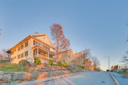 1 Mi to Downtown & Palladium: Worcester Getaway! Отели рядом с достопримечательностью «Worcester Historical Museum»