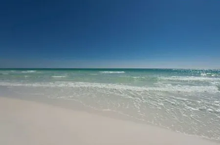 Emerald Coast 1 Bedroom Beachside Condo with seasonal beach chairs & umbrella Отели рядом с достопримечательностью «Destin FL Rentals»