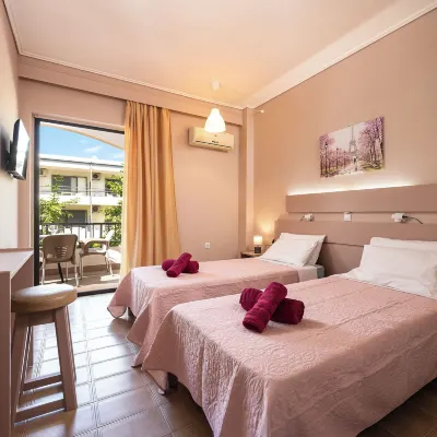 Prestige Holiday Apartments Отели рядом с достопримечательностью «Пляж Ламби»