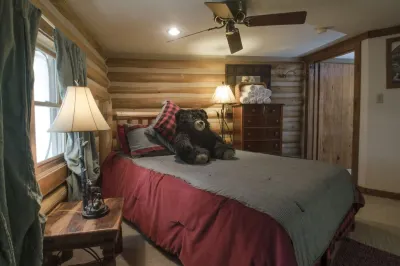 Firefly - Handcrafted Log Cabin - Near River and Smoky Mountain Railroad Hotels near Mingus Mill