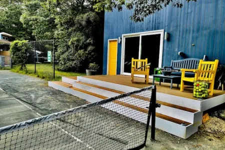 Tennis, Pool & Garden Compound with guest House:Hamptons Retreat