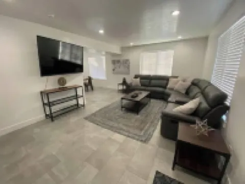 Canyons Lounge… TV, Wifi, Parking, + More!